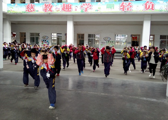 小學(xué)部開(kāi)展消防安全應(yīng)急演練活動(dòng)
